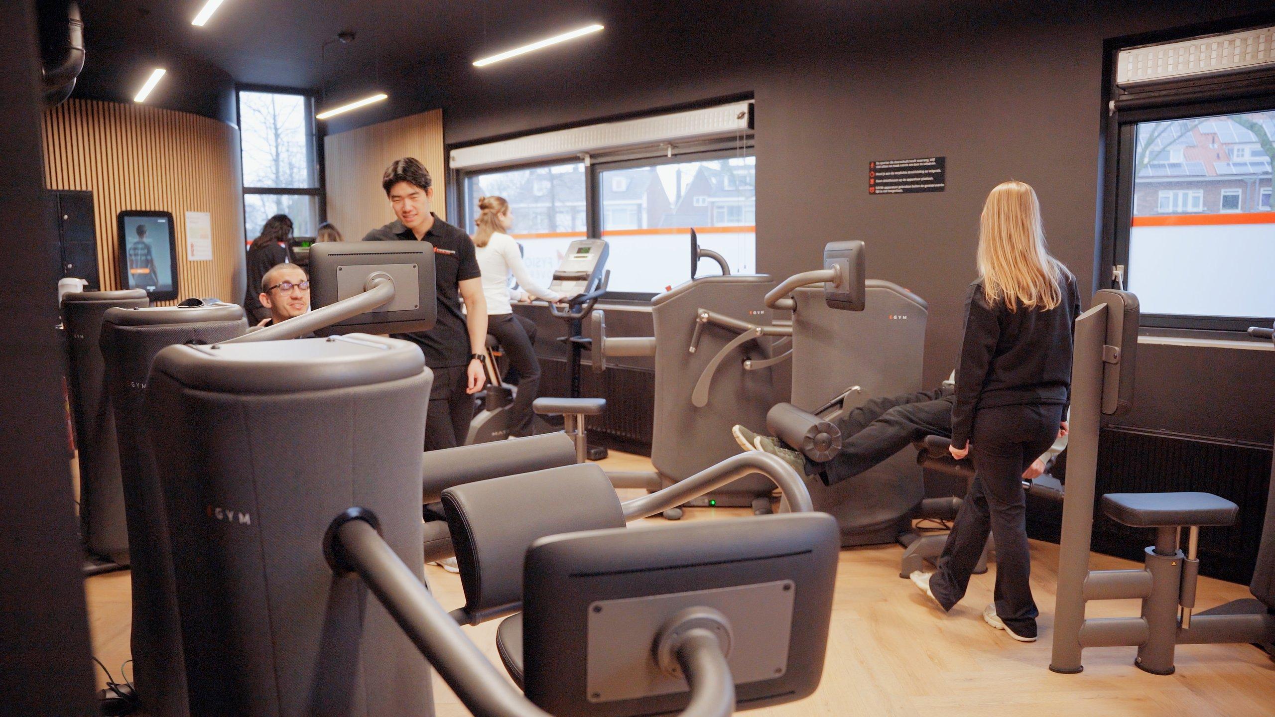 De trainingszaal van Fysiotherapie Overschie met EGYM-toestellen