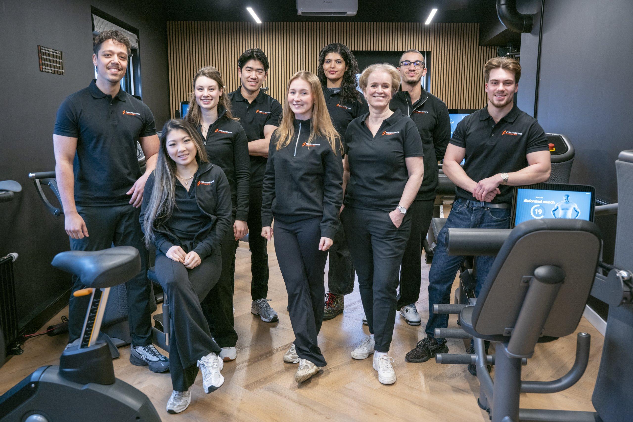 Het team van Fysiotherapie Overschie in de sportruimte