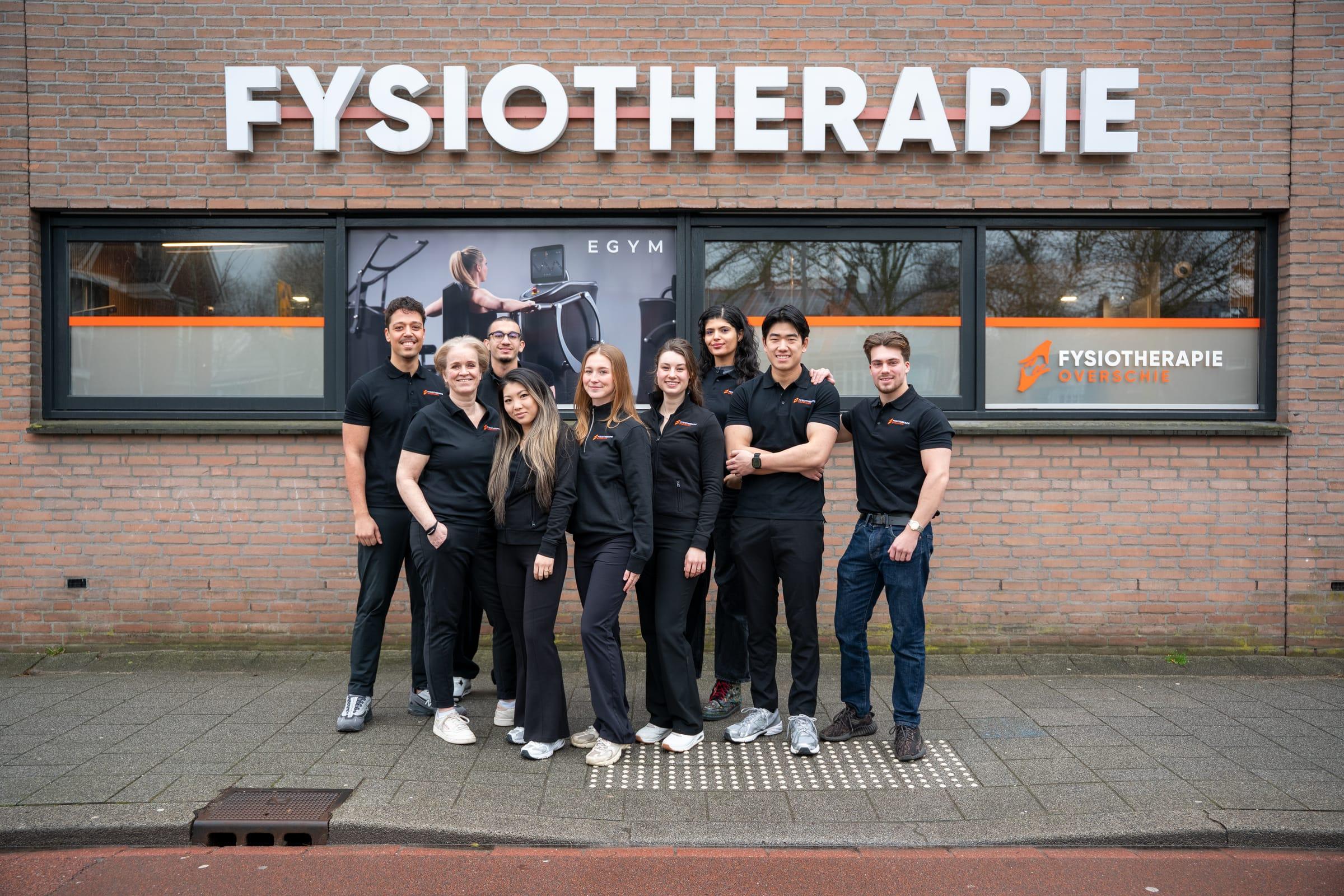 Het team van Fysiotherapie Overschie voor de praktijk aan de Burgemeester de Josselin de Jonglaan in Rotterdam-Overschie